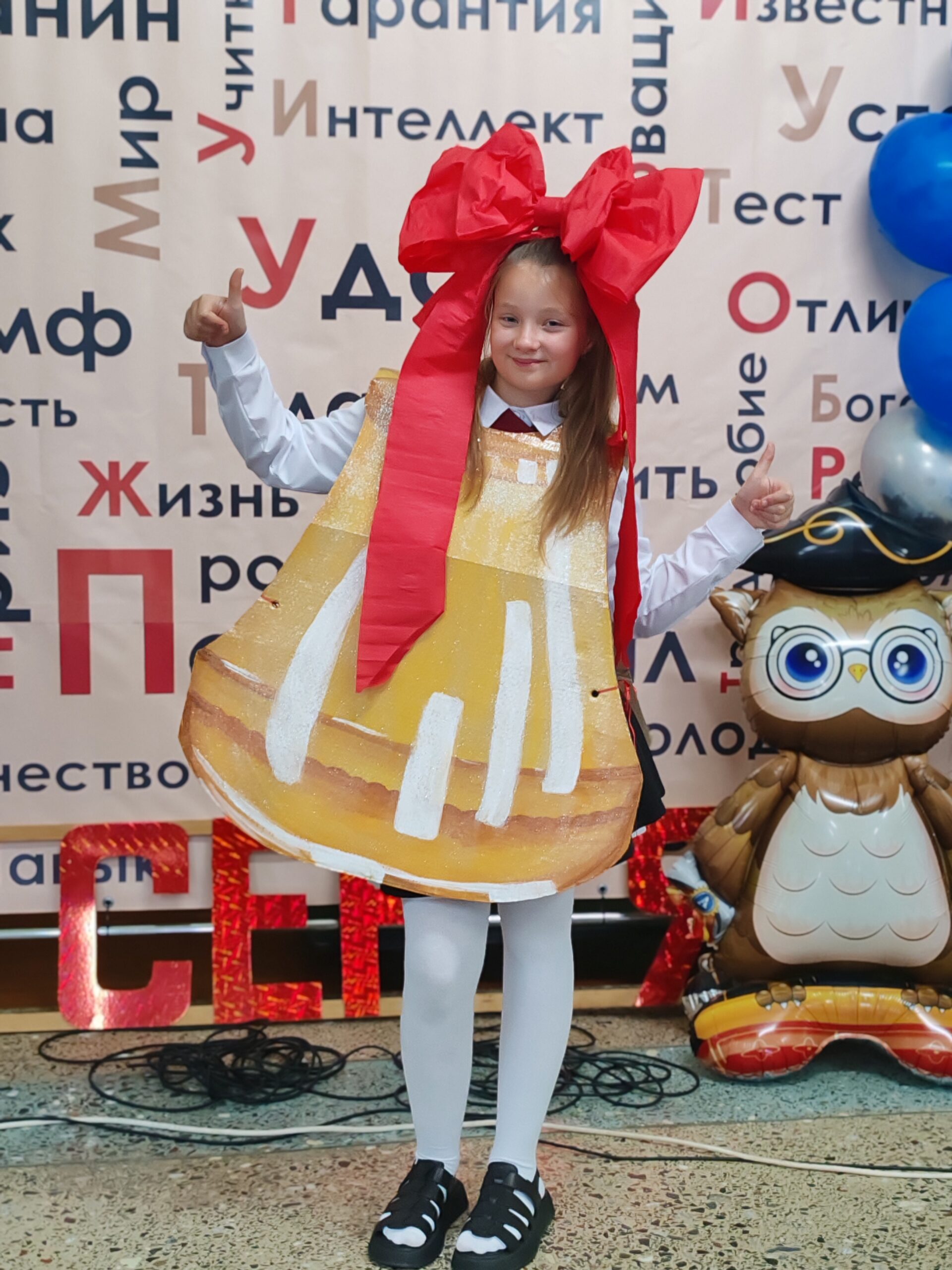 Белые банты, море цветов и волнительный звонок