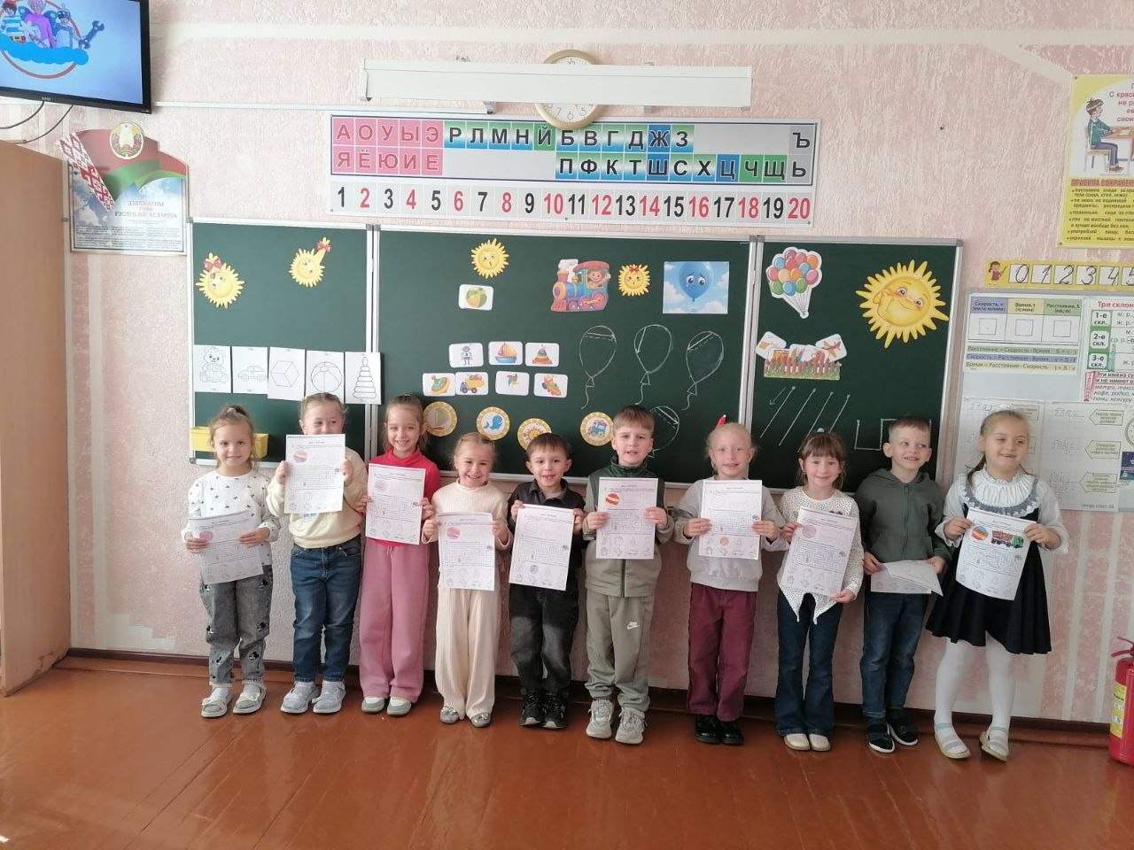 Старт занятий по подготовке детей к школе! Приветствуем наших будущих первоклассников! «Быть готовым к школе — не значит уметь читать, писать и считать. Быть готовым к школе — значит быть готовым всему этому научиться». Ребята с удовольствием общаются друг с другом, выполняют задания, формирующие качества будущего успешного школьника. А главное, проводят время с пользой и радостью! Учитель М.А. Ильичёва