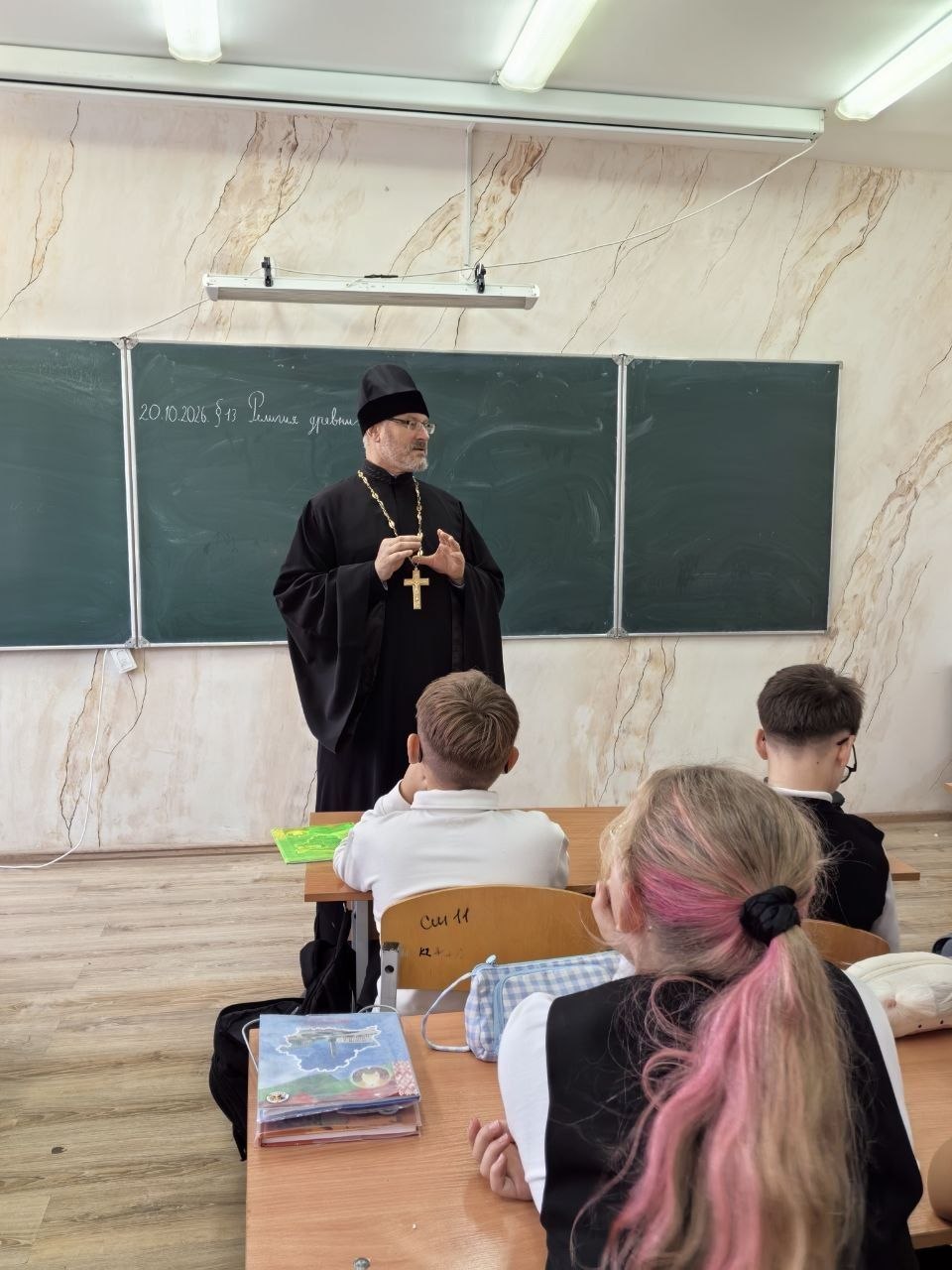 В рамках Недели родительской любви в нашей школе прошла акция «Я и моя семья без сквернословия».  Спикером нашей встречи стал отец Владимир Лешкевич, который встретился с учащимися 2, 5, 9 классов. Это живой разговор о том, как слово влияет на нашу жизнь, на атмосферу в доме и на здоровье наших близких